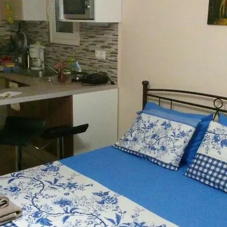 7 Stars Near Metro Athens