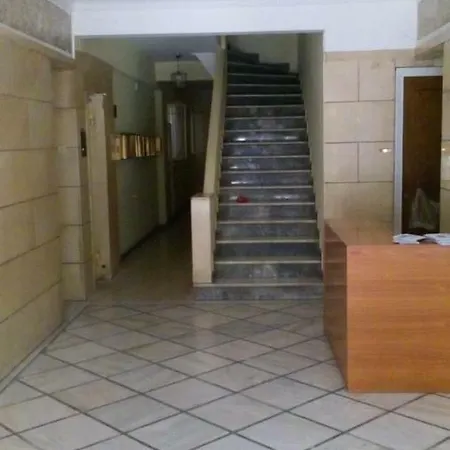 7 Stars Near Metro Apartment *